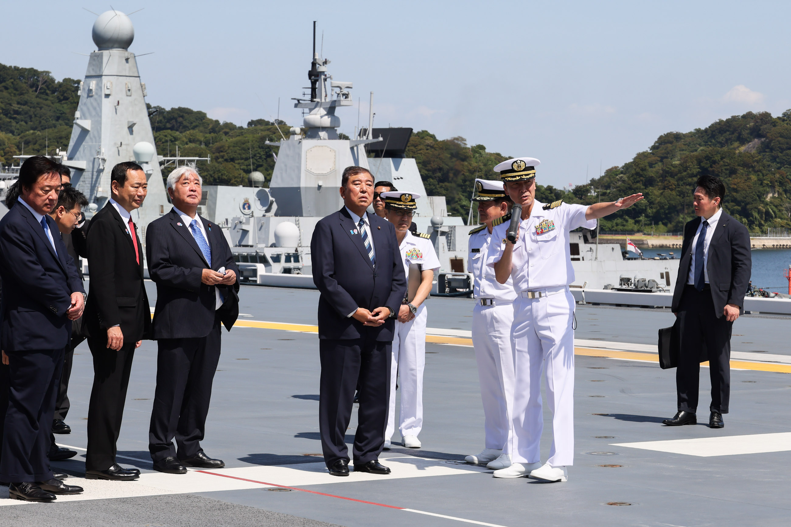 石破首相视察护卫舰“加贺”号2