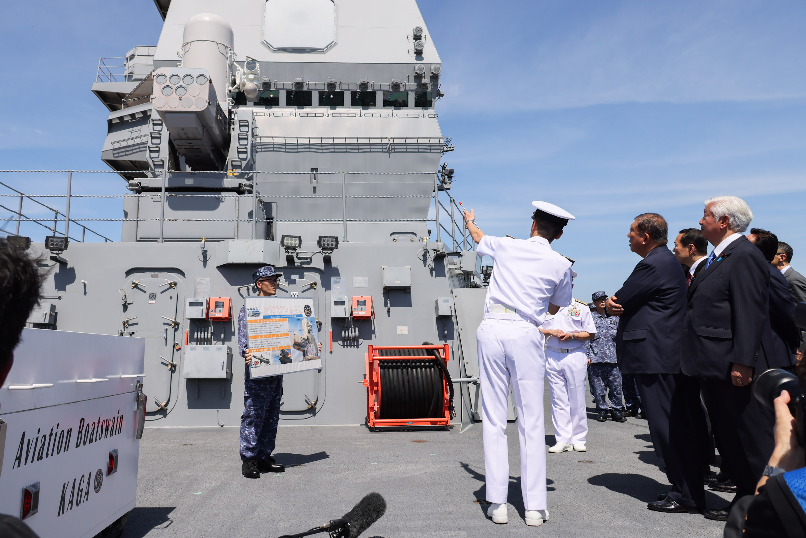 石破首相视察护卫舰“加贺”号6