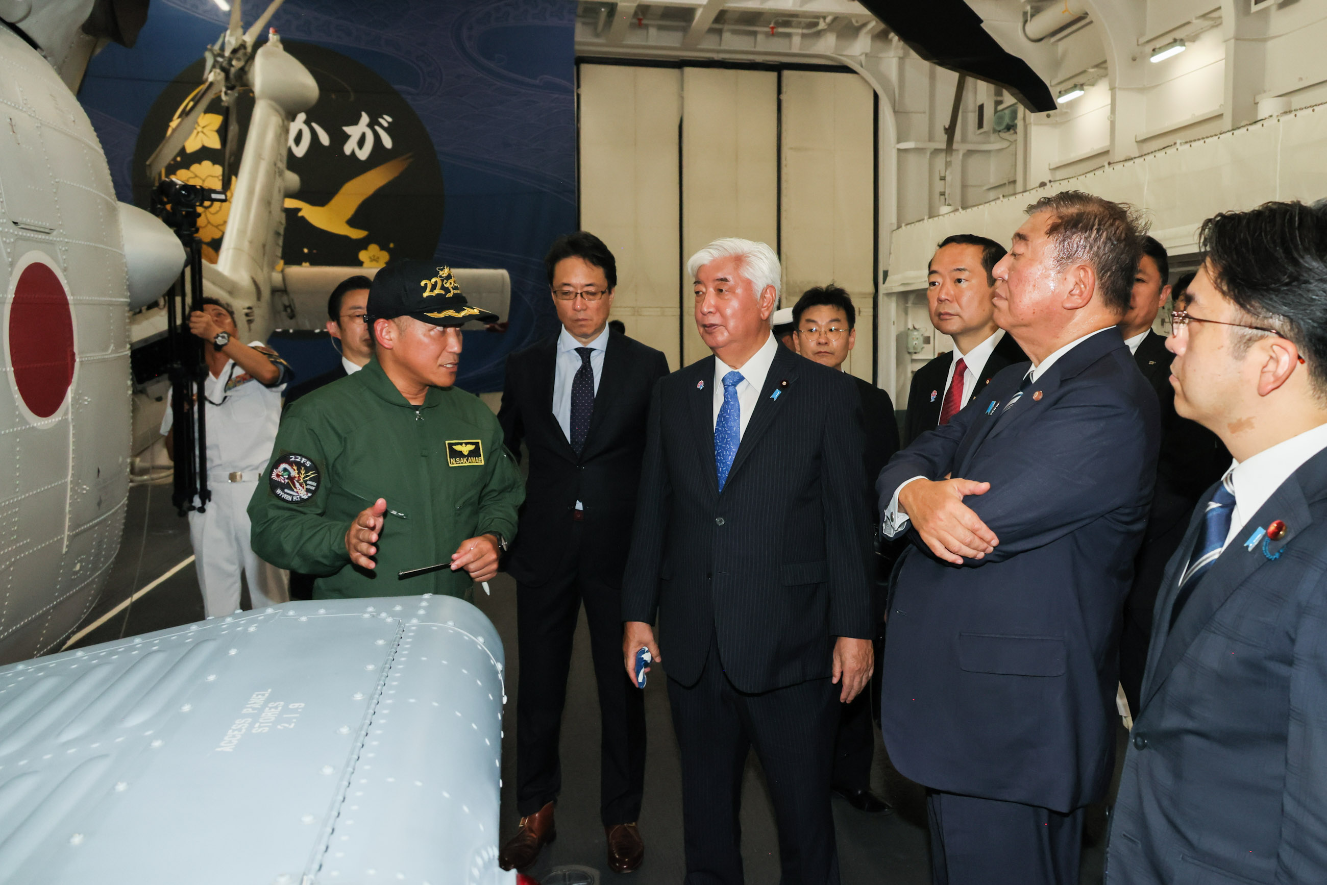 石破首相视察护卫舰“加贺”号9