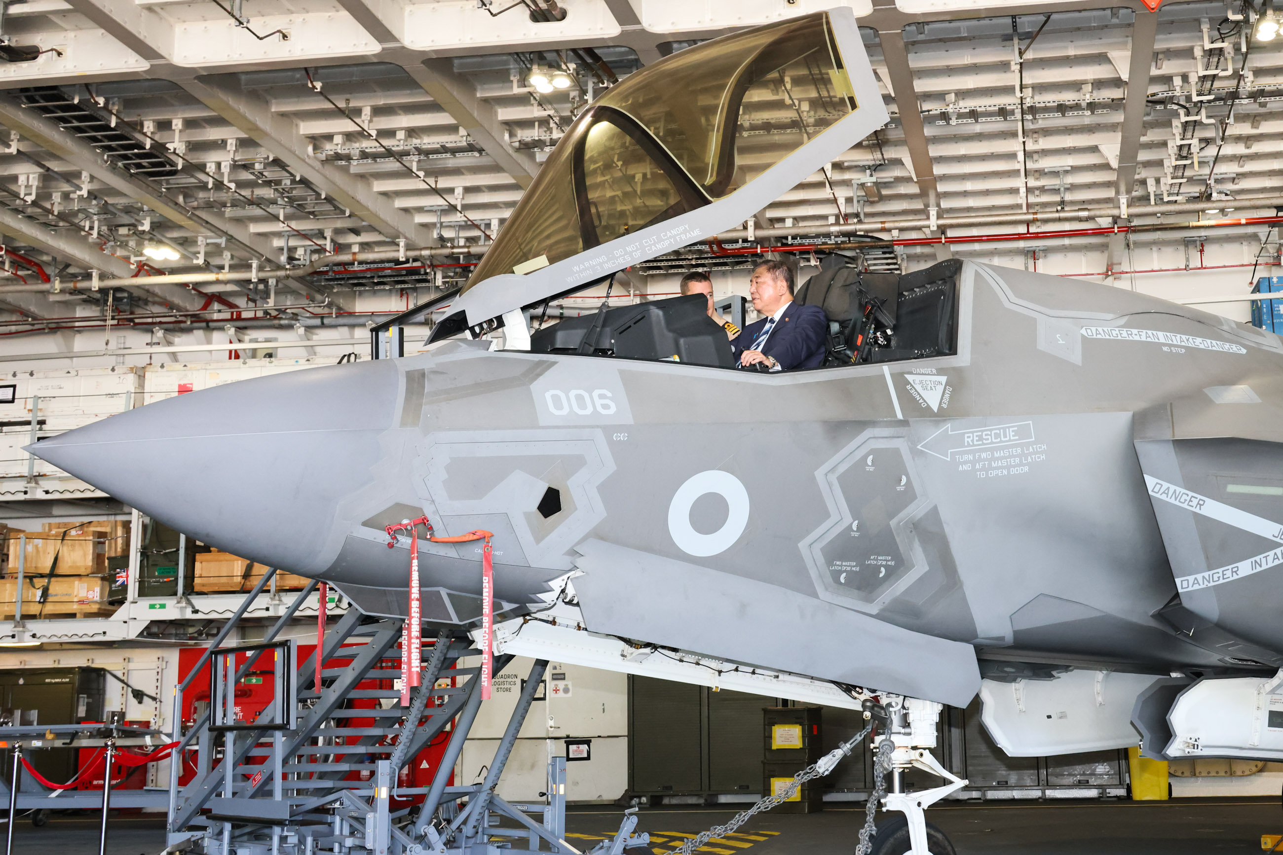 石破首相视察英国皇家海军航母“威尔士亲王”号2