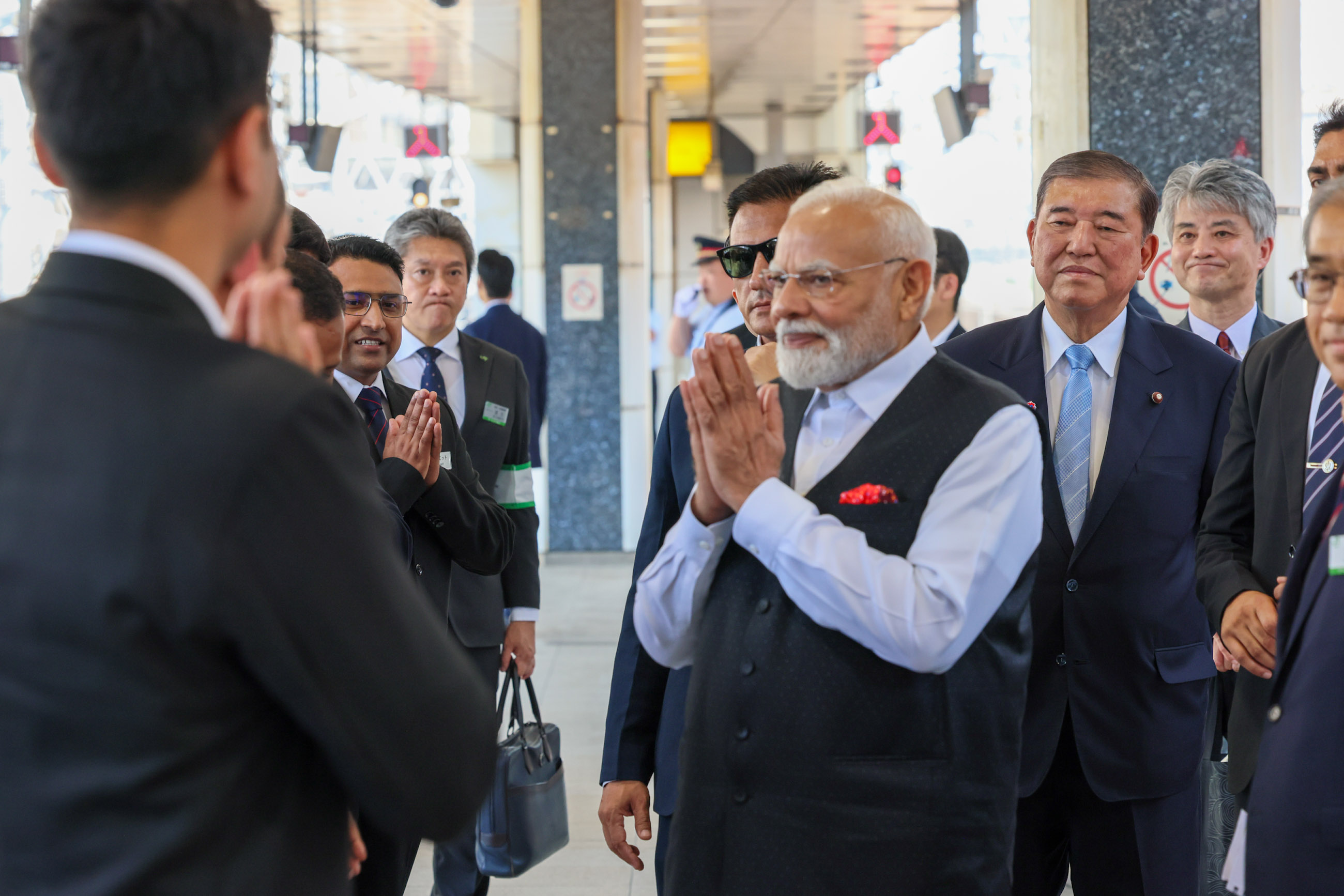 两位首脑在东京站合影留念2