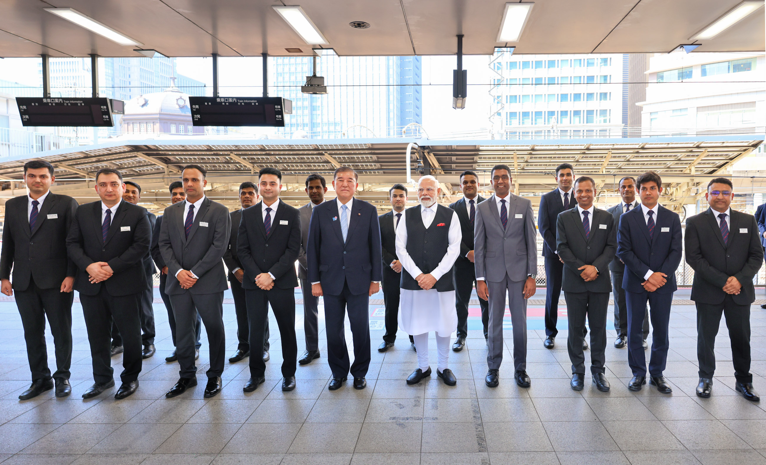 两位首脑在东京站合影留念4