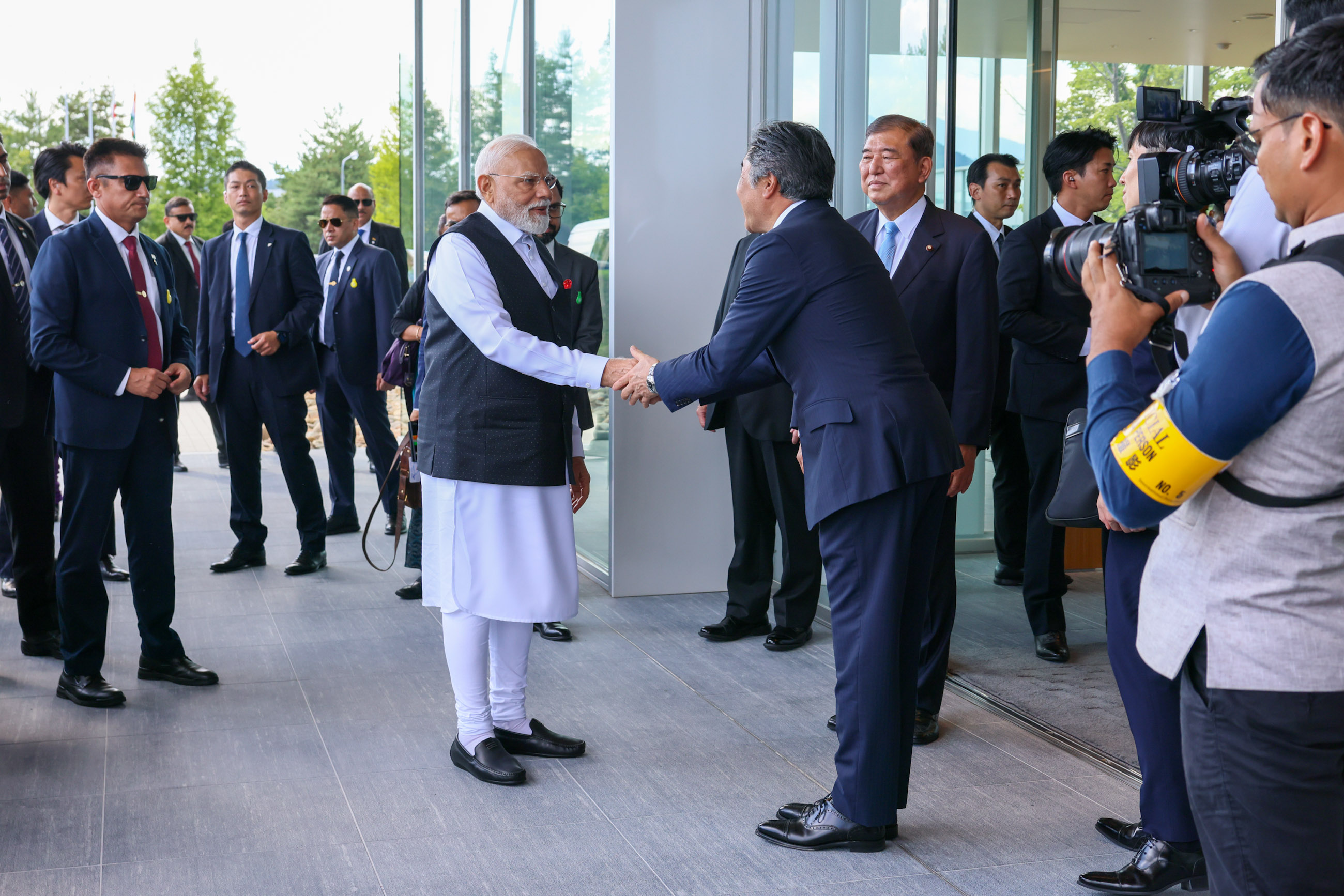 两位首脑视察半导体制造设备生产工厂1