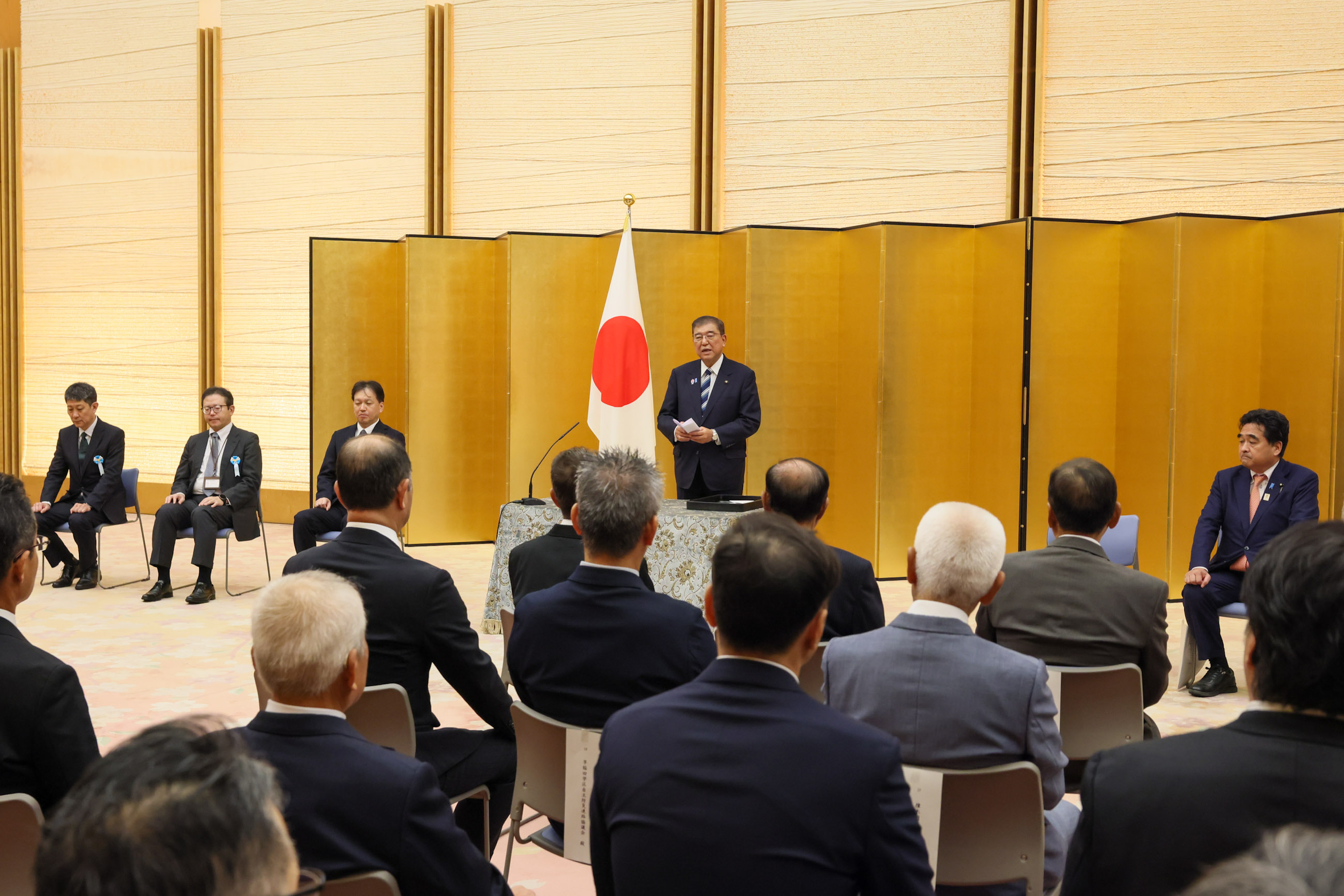 出席防灾功劳者表彰仪式