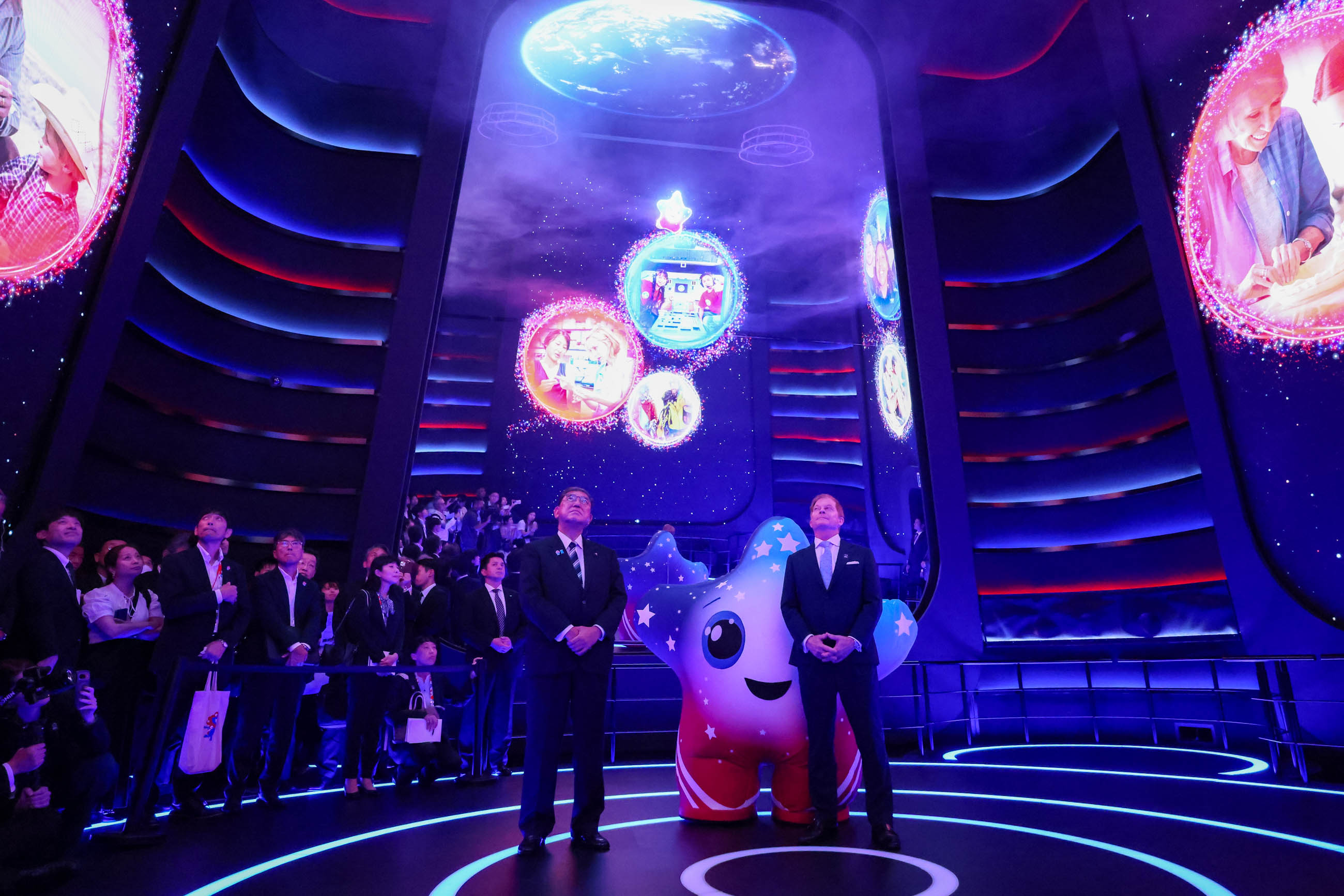 石破首相视察美国馆5