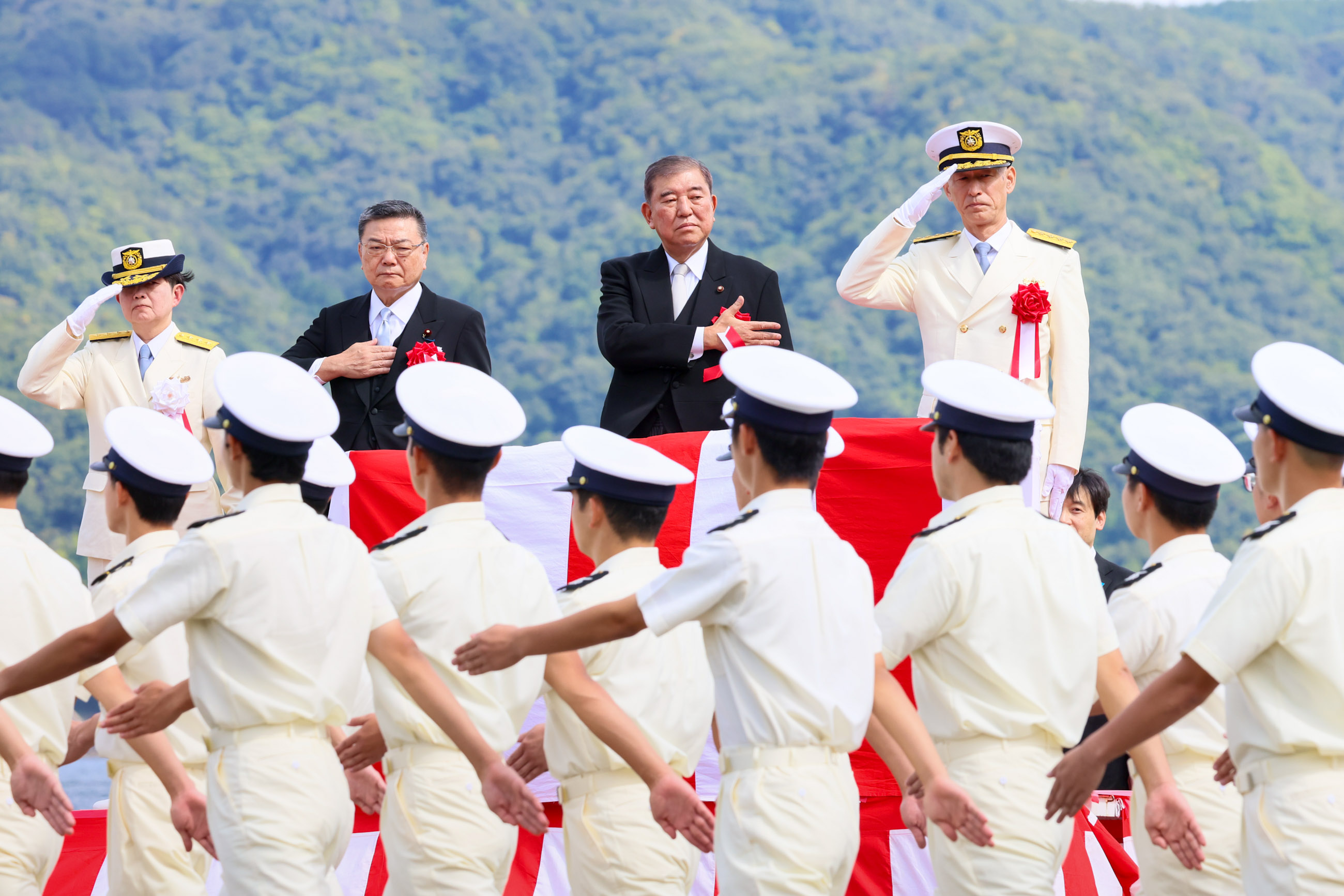 石破首相检阅学员行进3