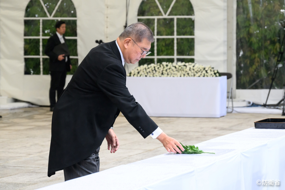 出席自卫队殉职队员追悼仪式