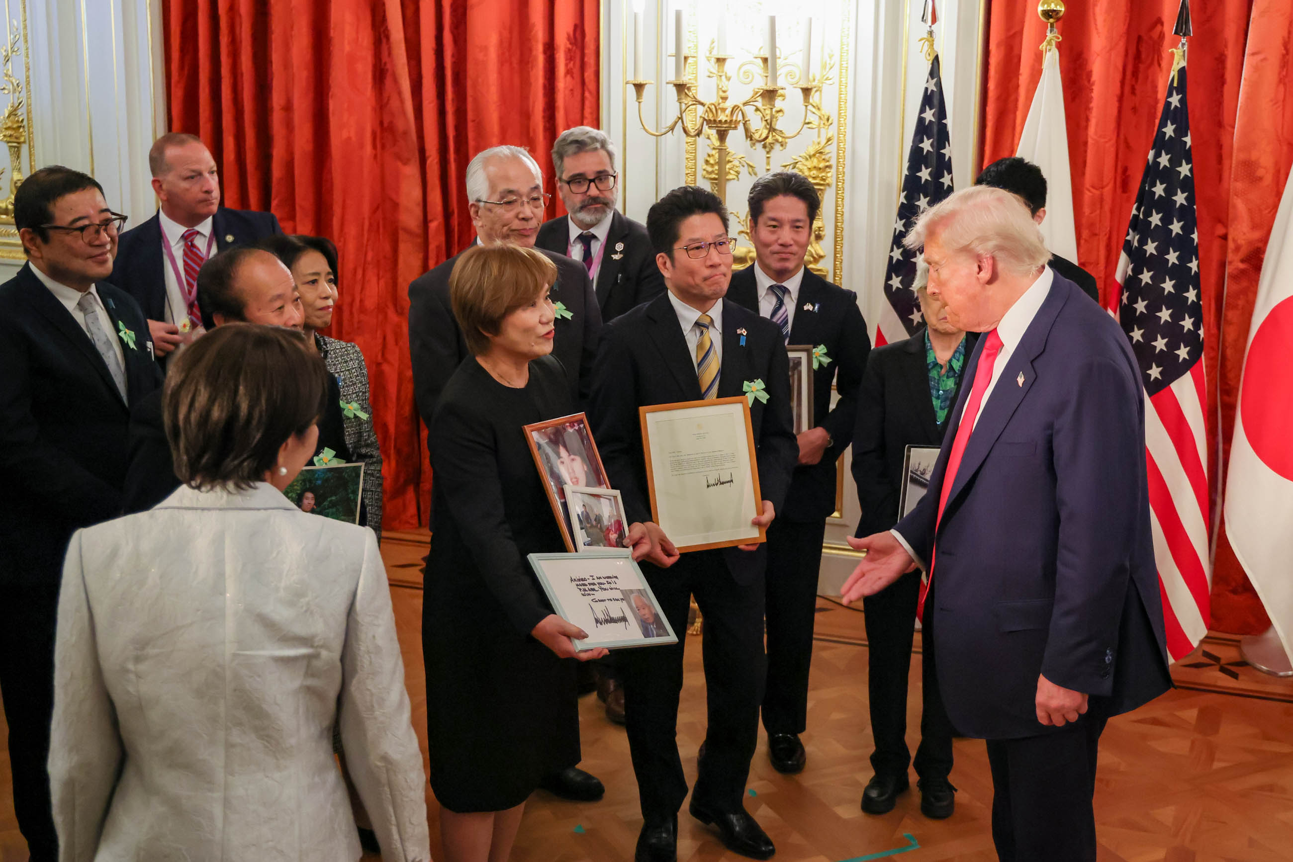 两位首脑会见北朝鲜绑架受害者家属3