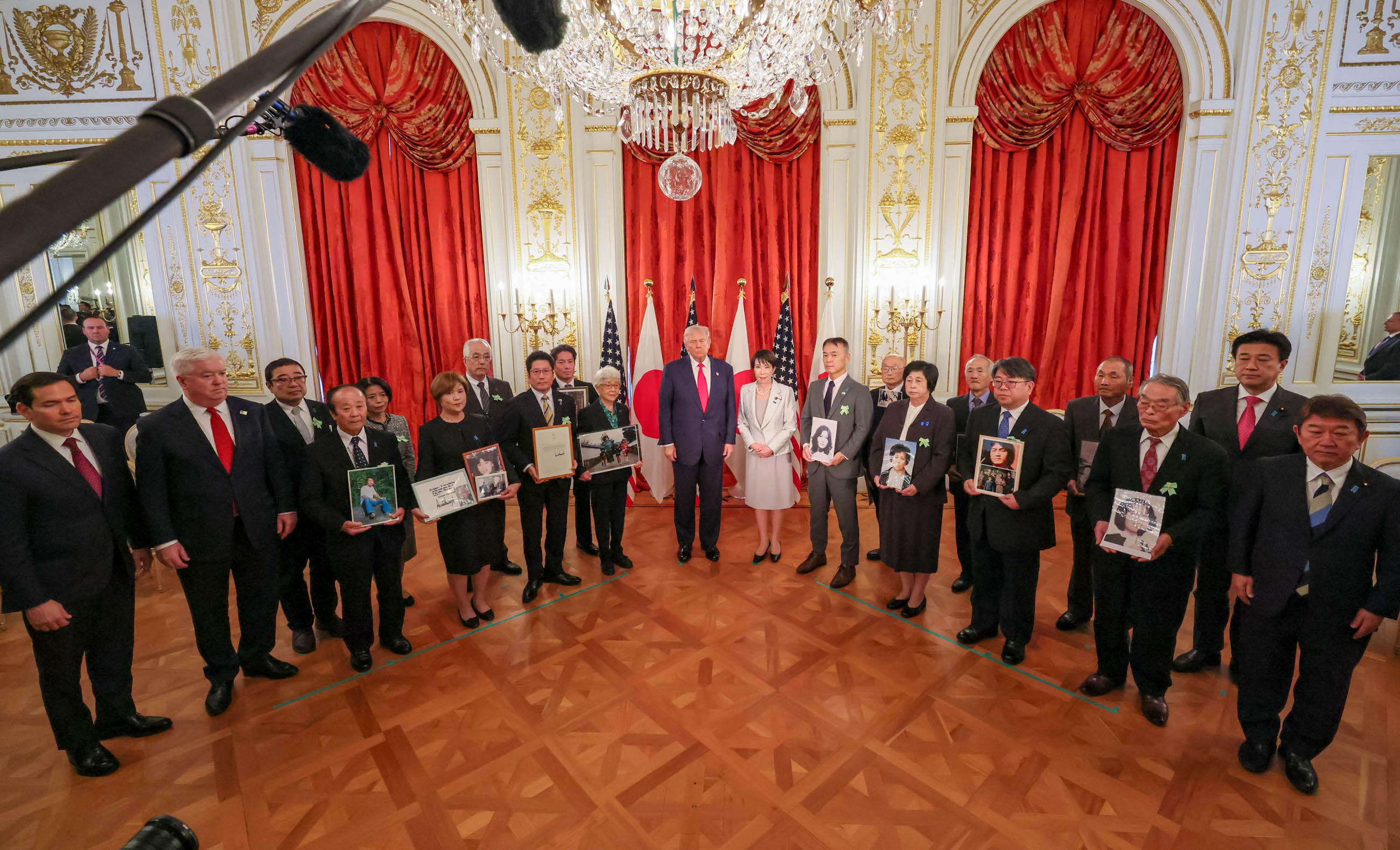 两位首脑会见北朝鲜绑架受害者家属4