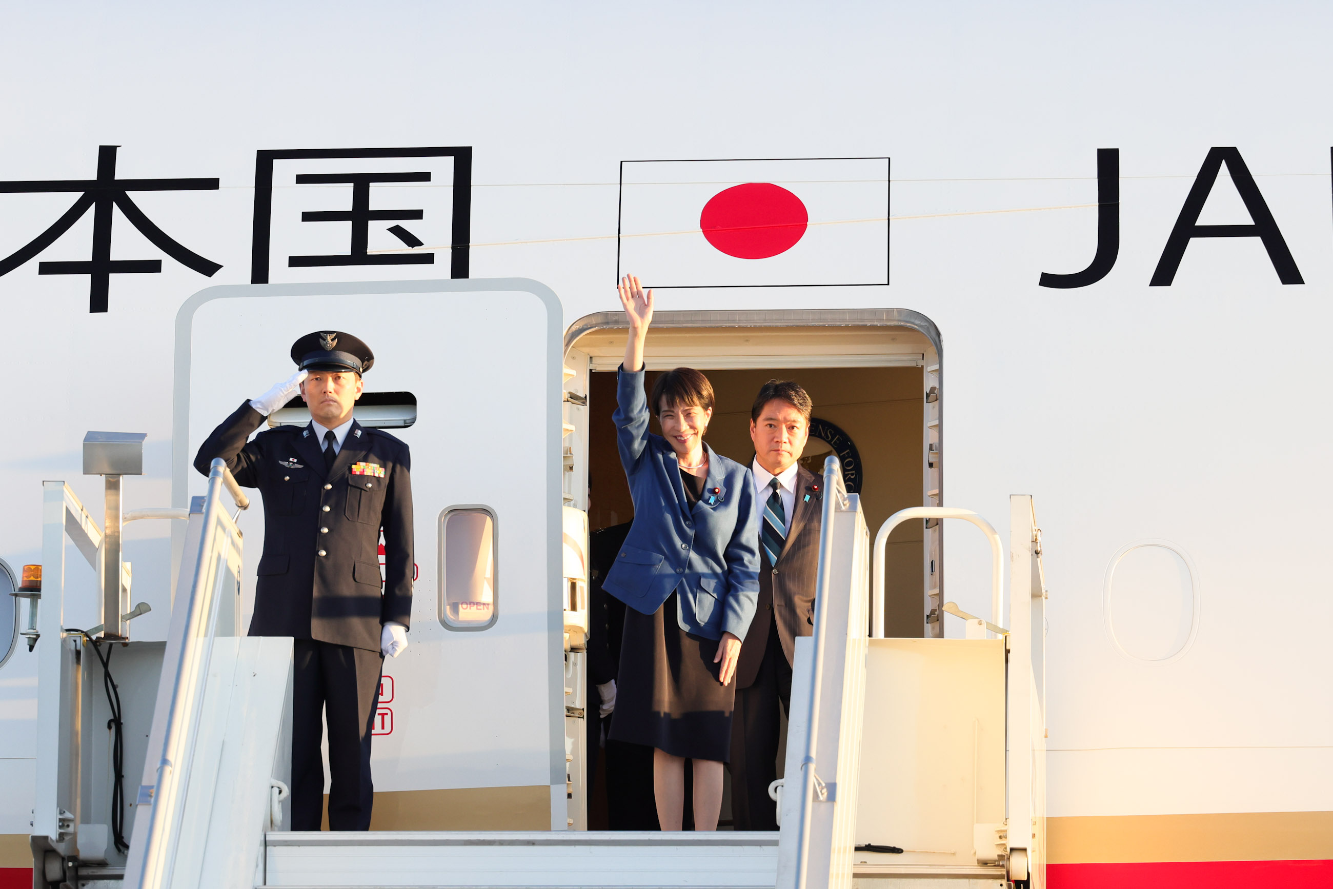 高市首相抵达翰内斯堡1