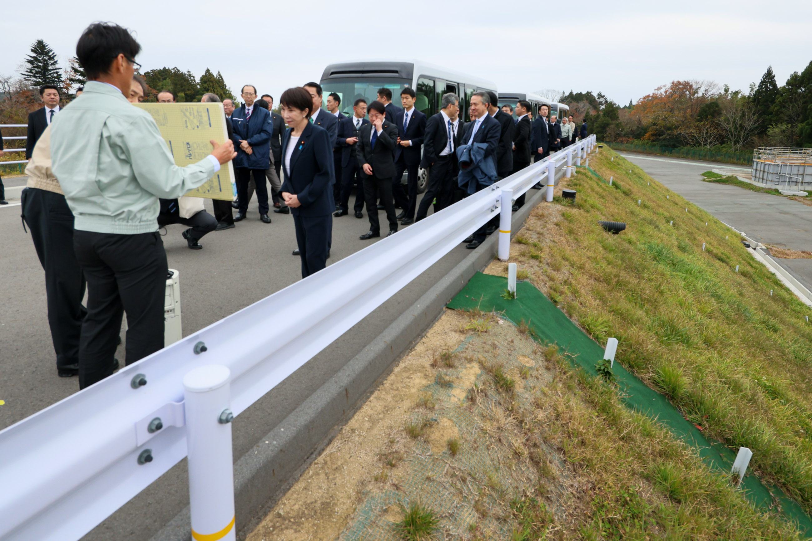 高市首相视察道路路基填土试验场