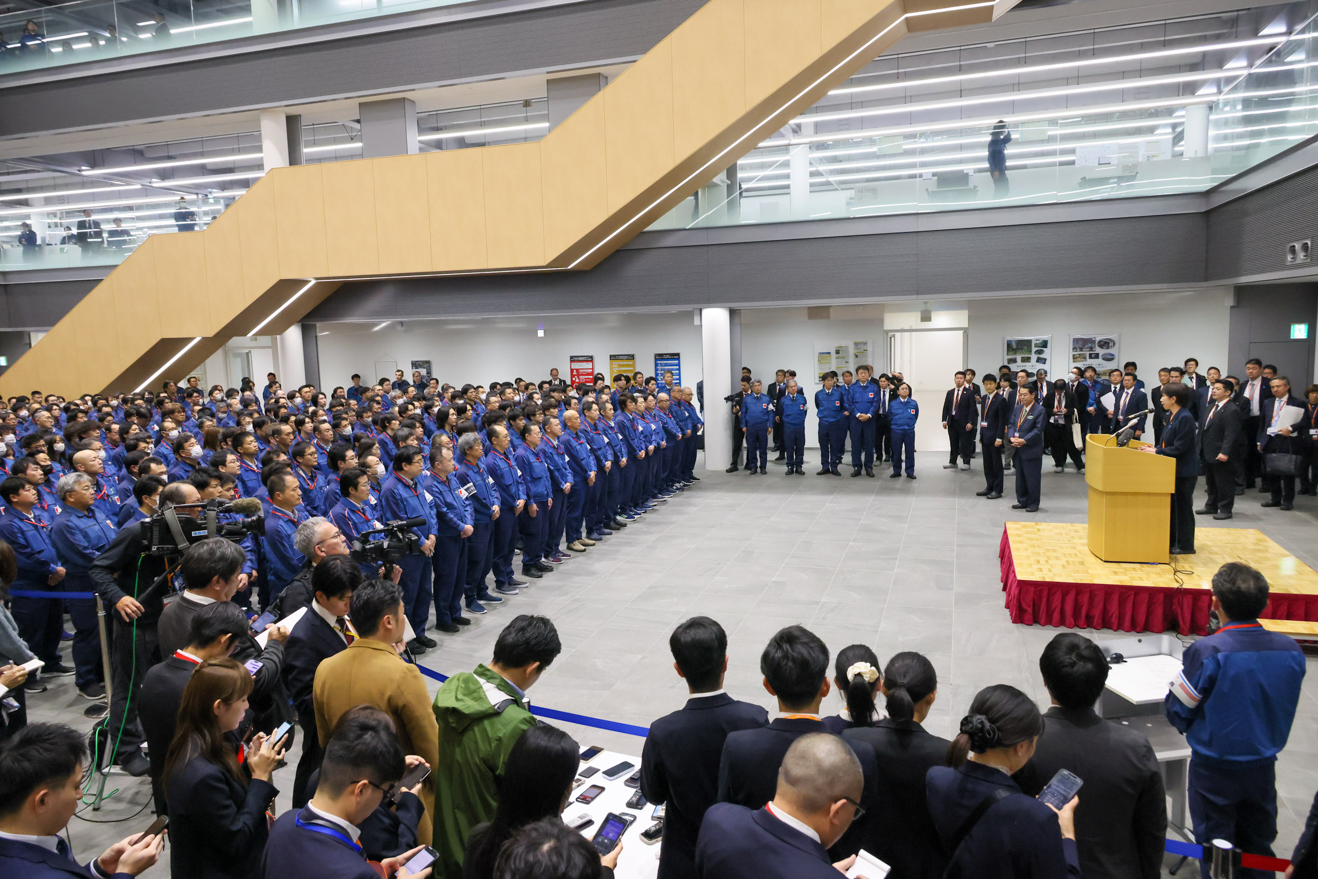 高市首相对职员给予激励3