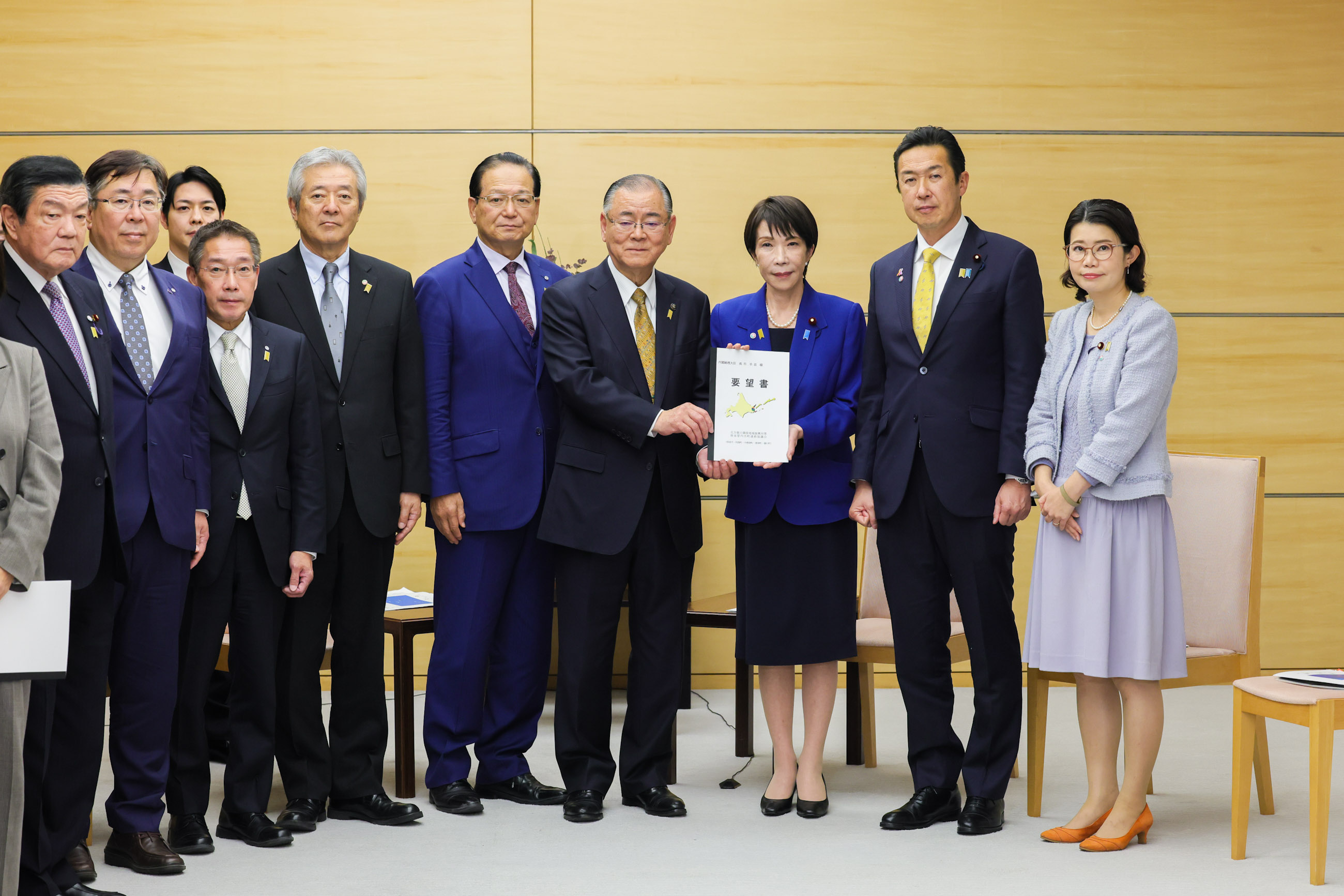 高市首相接受请愿书7