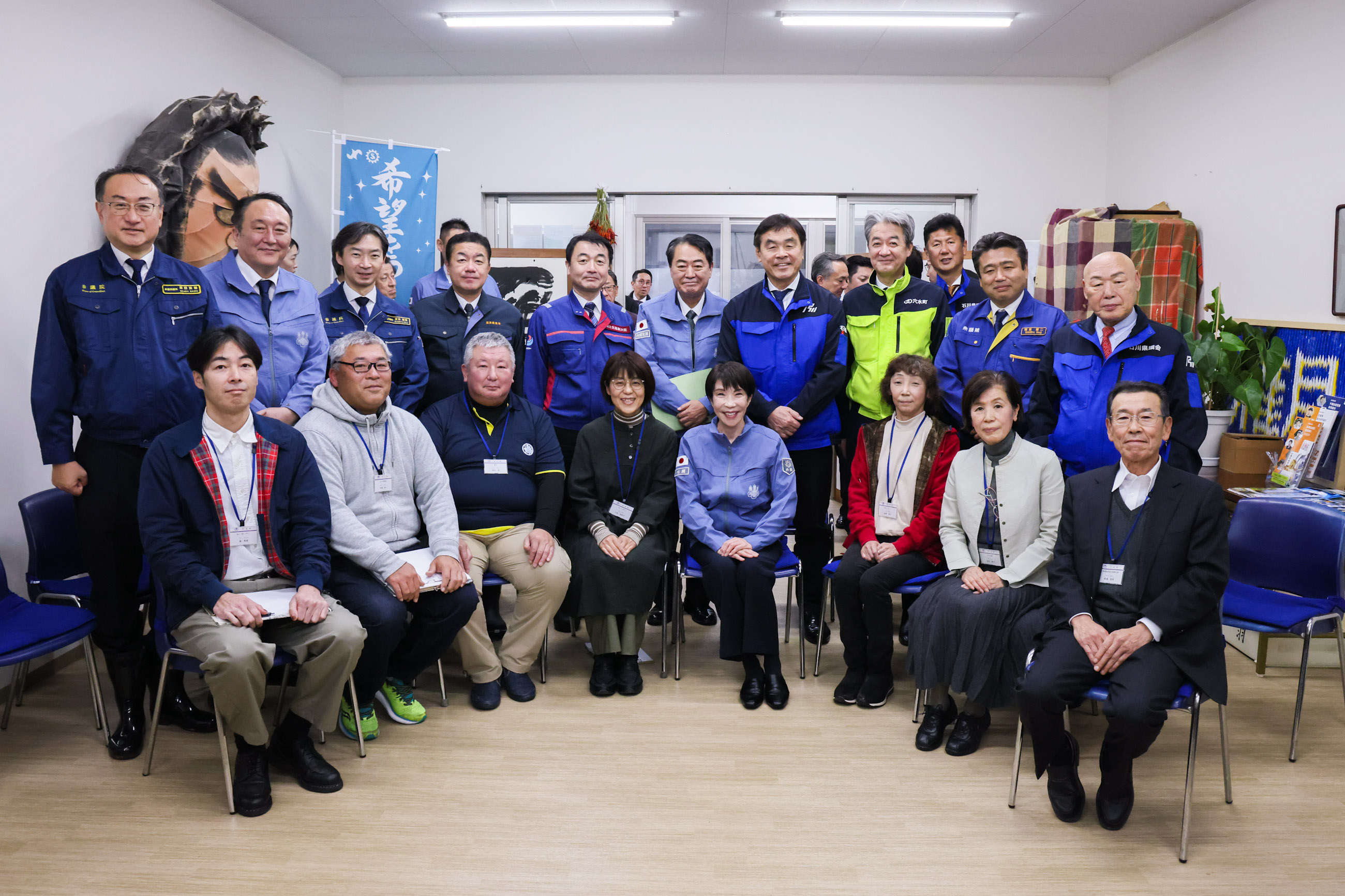 高市首相视察“穴水Smile Marche”7