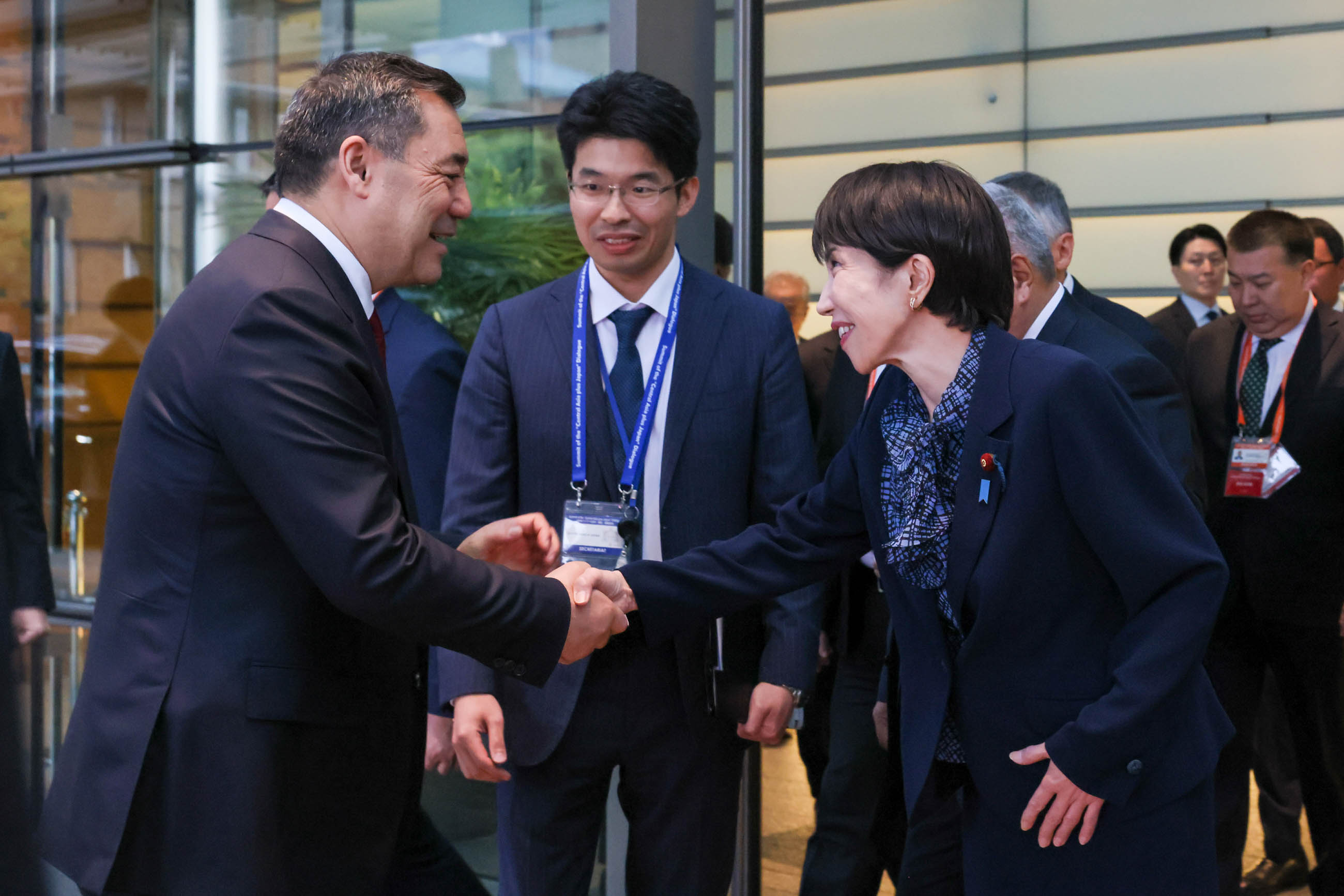 高市首相为扎帕罗夫吉尔吉斯共和国总统送行