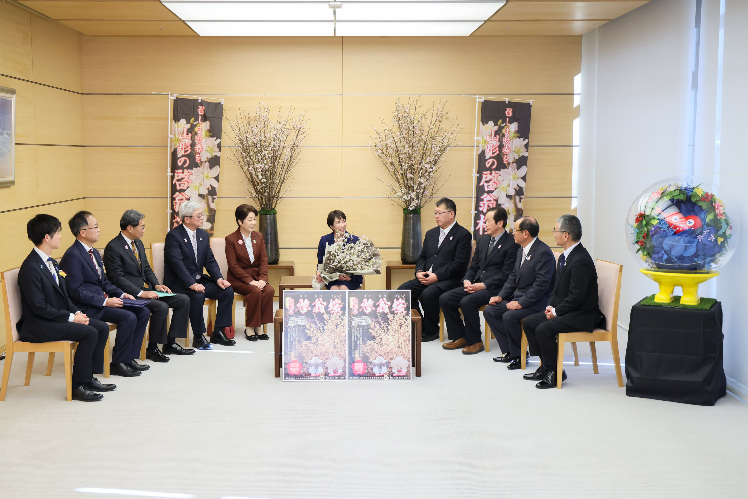 高市首相接受赠送3