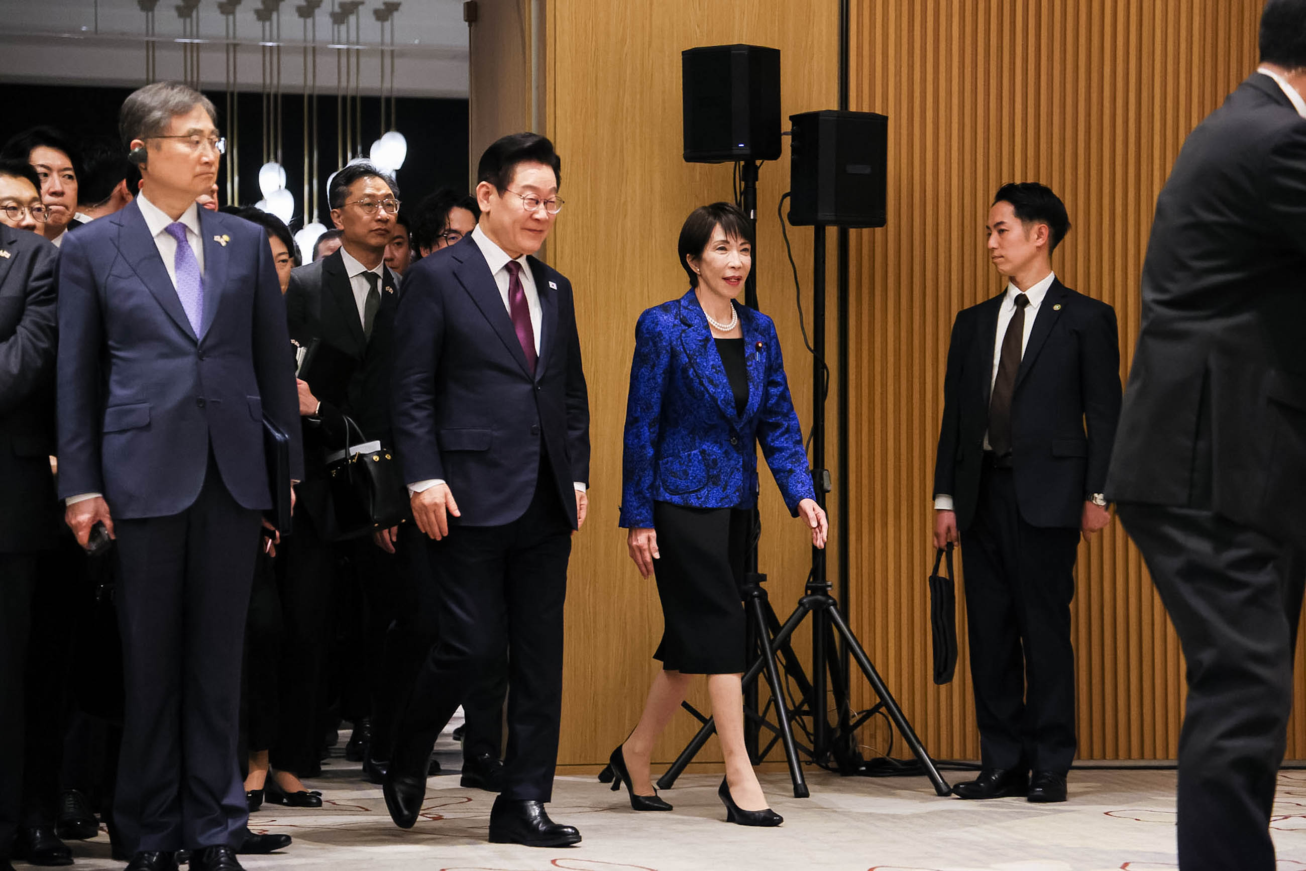 两位首脑出席联合记者发布会