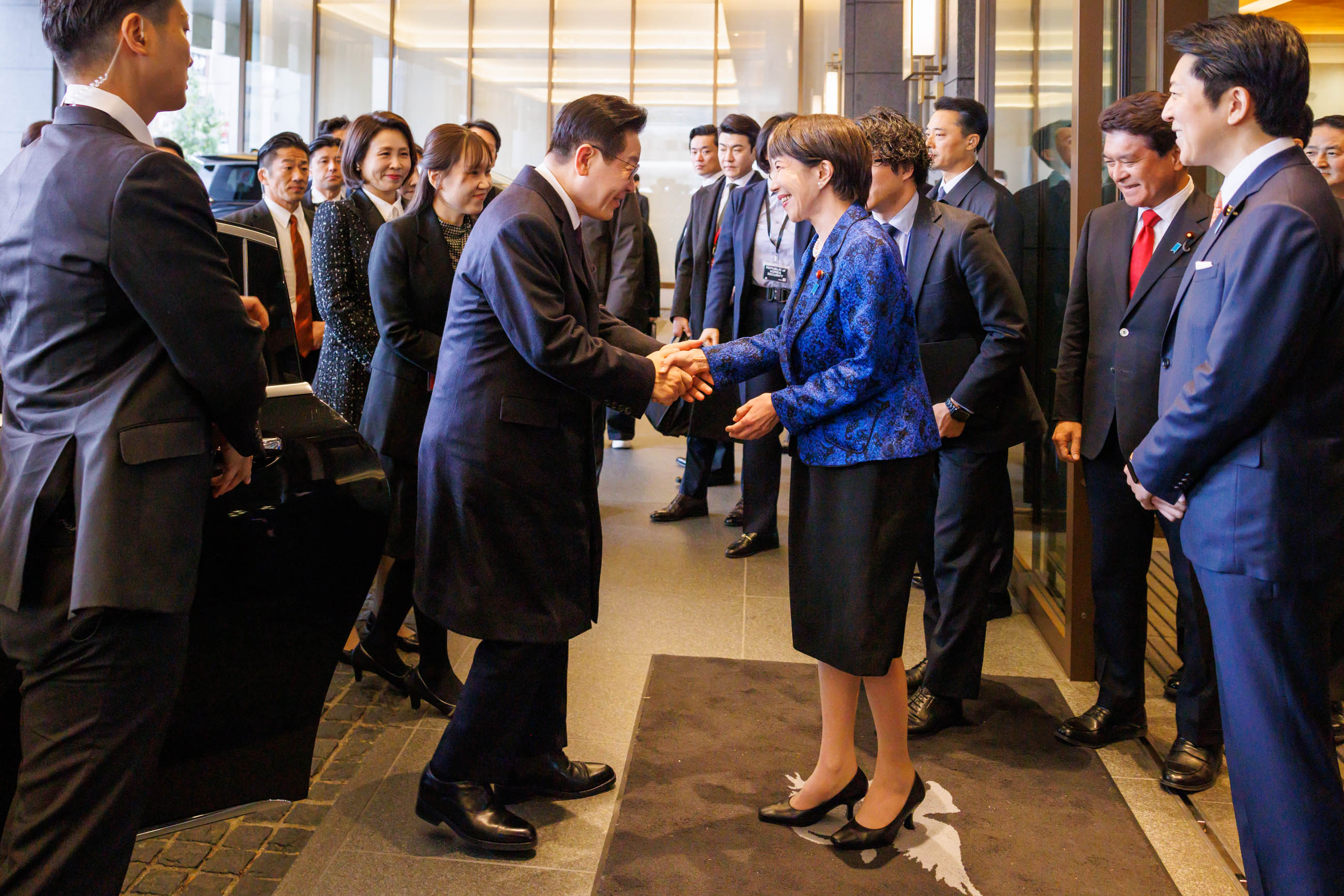 高市首相迎接李总统1