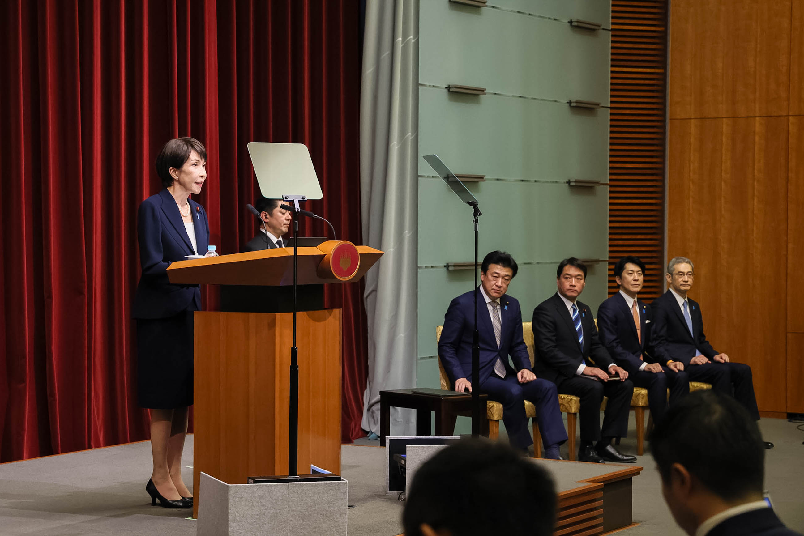 高市首相举行记者招待会9