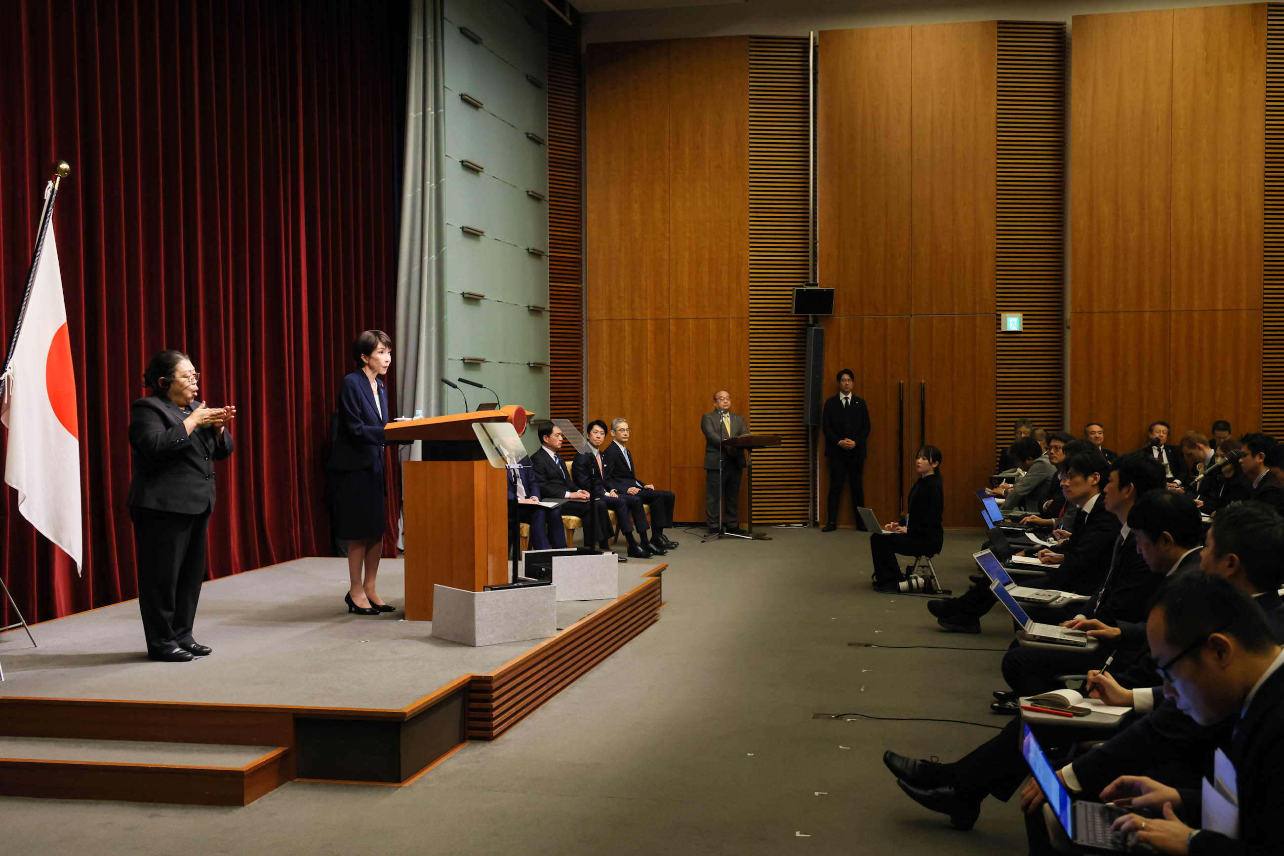 高市首相举行记者招待会20