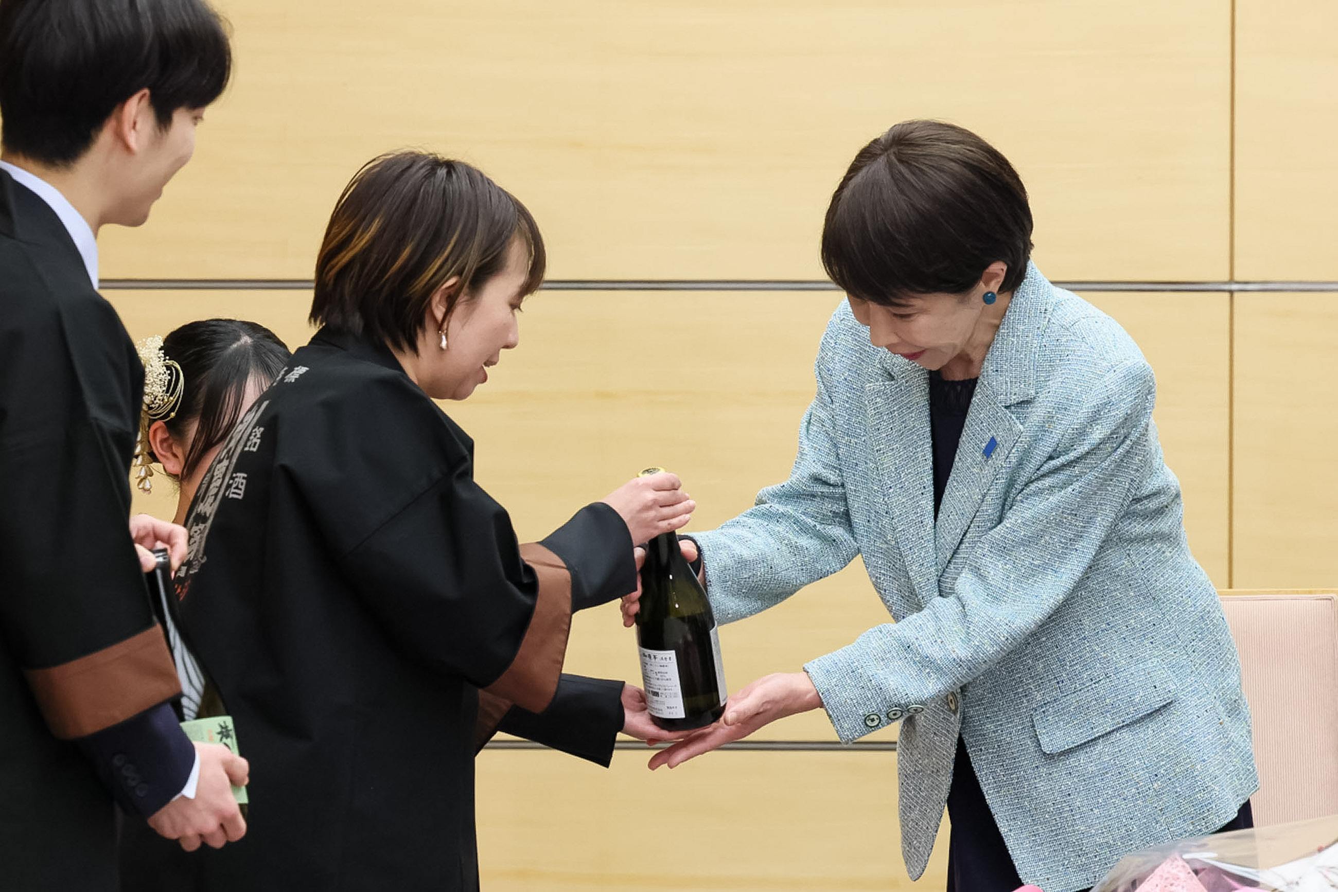 高市首相接受拜会3