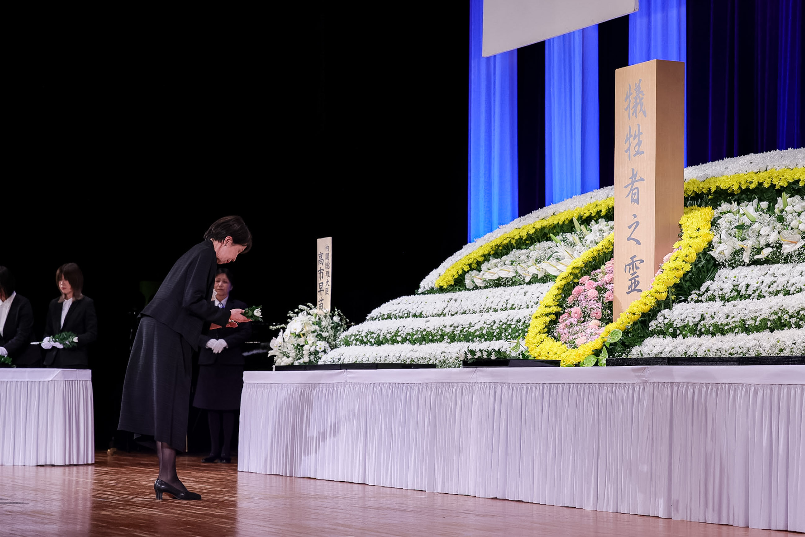 高市首相进行献花2