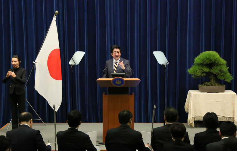 安倍总理在总理大臣官邸举行了新年记者招待会。