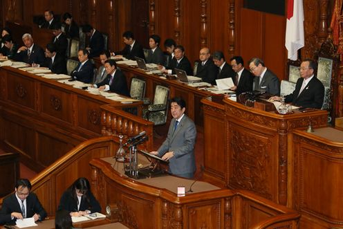 安倍总理出席了参议院全体会议。