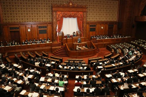 安倍总理出席了参议院全体会议。