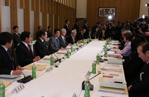 安倍总理在总理大臣官邸召开了第27次教育再生实行会议。
