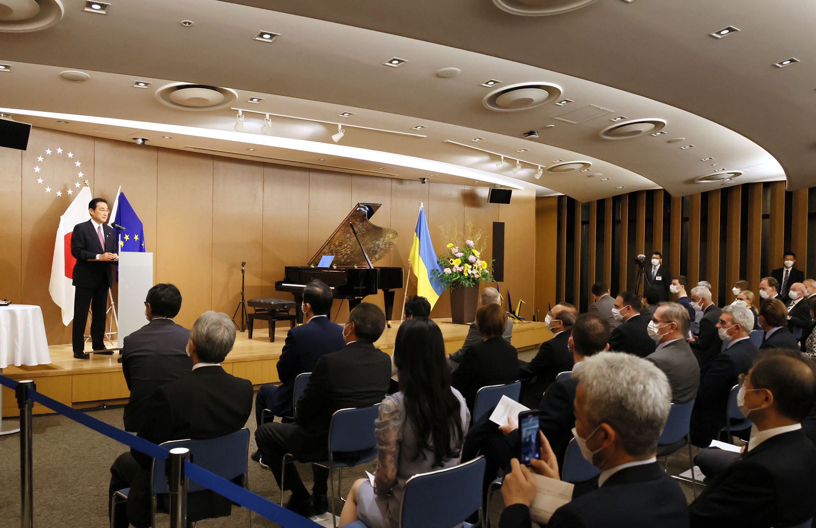 出席欧洲联盟驻日代表团主办的声援乌克兰慈善音乐会