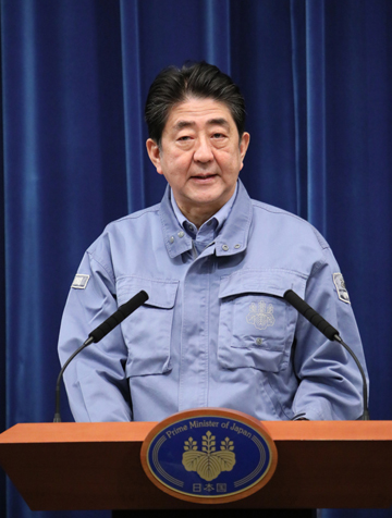 在以安倍总理为首的全体阁僚参与之下,举行了2017年度综合防灾训练。