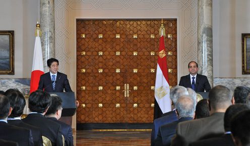 安倍总理访问了阿拉伯埃及共和国。