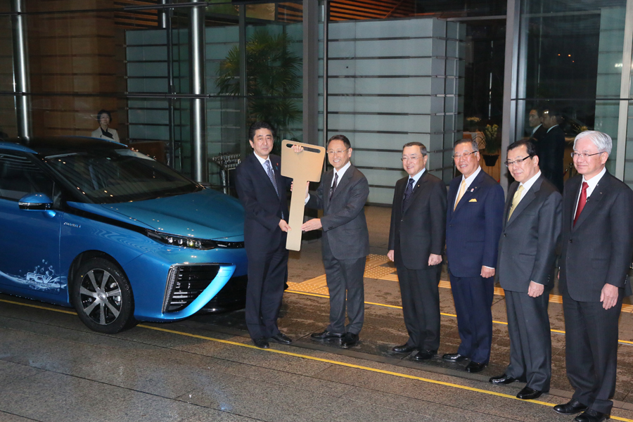 安倍总理在总理大臣官邸试乘了首辆燃料电池汽车（FCV）。