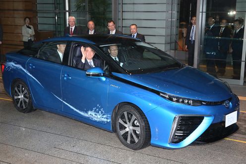安倍总理在总理大臣官邸试乘了首辆燃料电池汽车（FCV）。