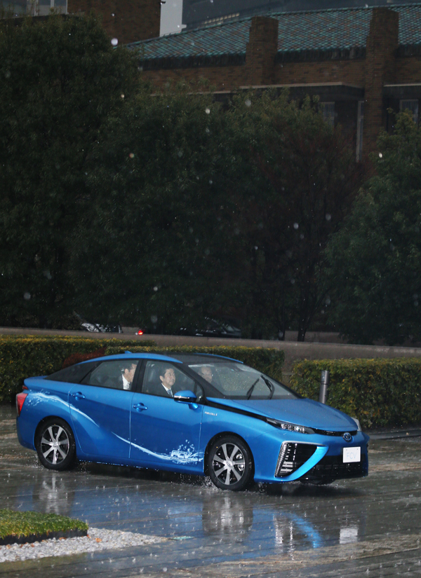 安倍总理在总理大臣官邸试乘了首辆燃料电池汽车（FCV）。