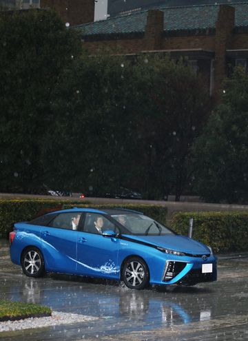 安倍总理在总理大臣官邸试乘了首辆燃料电池汽车（FCV）。