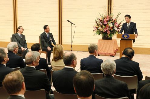 安倍总理在总理大臣官邸接受了日法俱乐部代表一行的拜会。