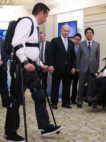 安倍总理访问了以色列国。