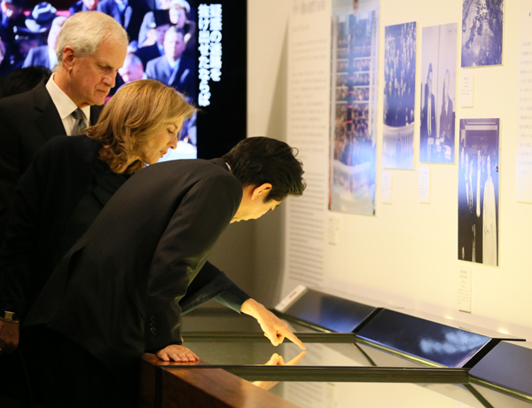 安倍总理参观了在国立公文书馆举办的“肯尼迪总统的一生及其遗产”展。