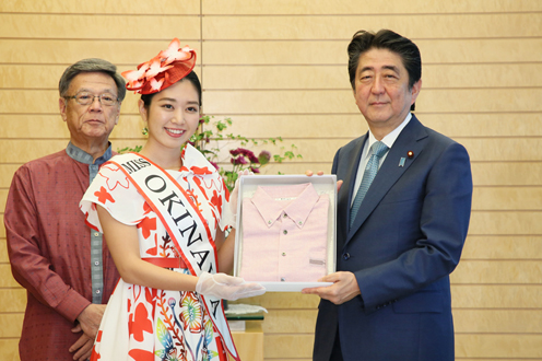 安倍总理在总理大臣官邸接受了冲绳县知事翁长雄志赠送的“嘉利吉衬衣”。