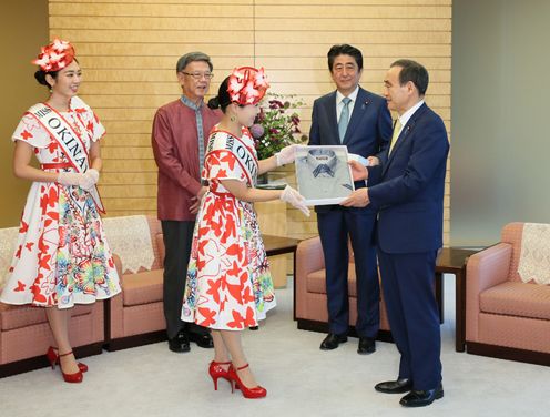 安倍总理在总理大臣官邸接受了冲绳县知事翁长雄志赠送的“嘉利吉衬衣”。