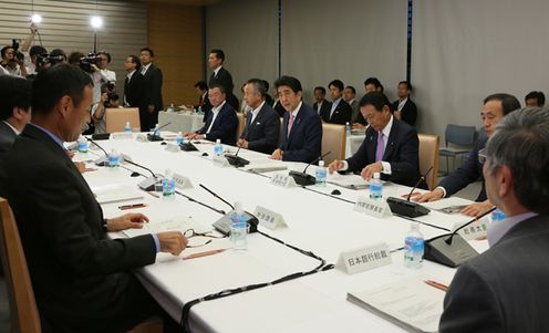 安倍总理在总理大臣官邸召开了2015年第8次经济财政咨询会议。