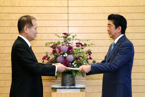 安倍总理在总理大臣官邸接受了教育再生实行会议主持人镰田薰提交的第十次提议。