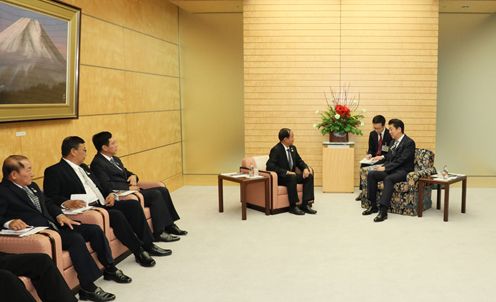 安倍总理在总理大臣官邸接受了缅甸联邦共和国人民院议长吴温敏等的拜会。