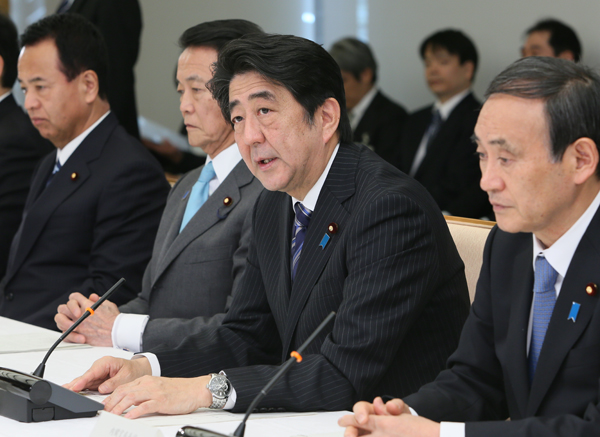 安倍总理在总理大臣官邸出席了政府与执政党的政策恳谈会。