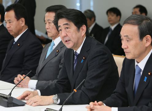 安倍总理在总理大臣官邸出席了政府与执政党的政策恳谈会。