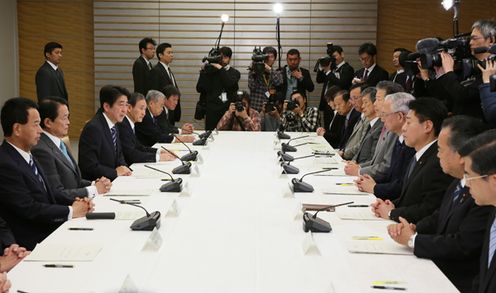 安倍总理在总理大臣官邸出席了政府与执政党的政策恳谈会。