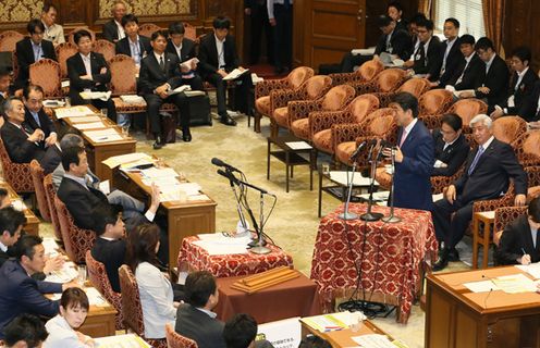 安倍总理出席了众议院有关我国及国际社会和平安全法制的特别委员会。