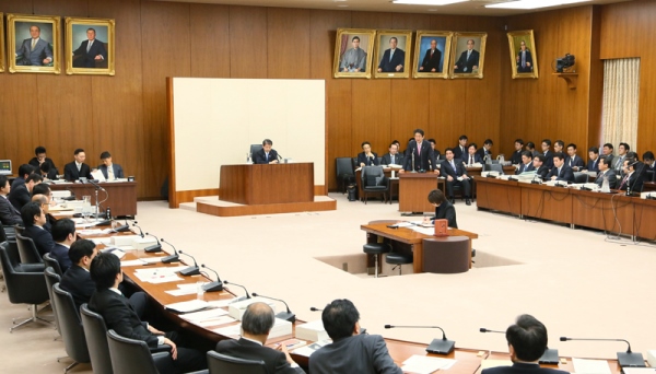 安倍总理上午出席了众议院预算委员会，下午出席了众议院财务金融委员会及众议院全体会议。